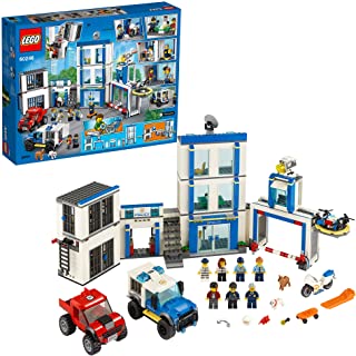 LEGO City Stazione di Polizia, Set di Costruzioni per Bambini con 2 Camion  Giocattolo, Mattoncini Sonori e Luminosi, un Drone e una Motocicletta,  60246 